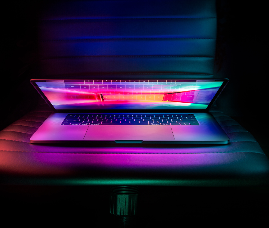Un computer in una stanza buia con mille colori